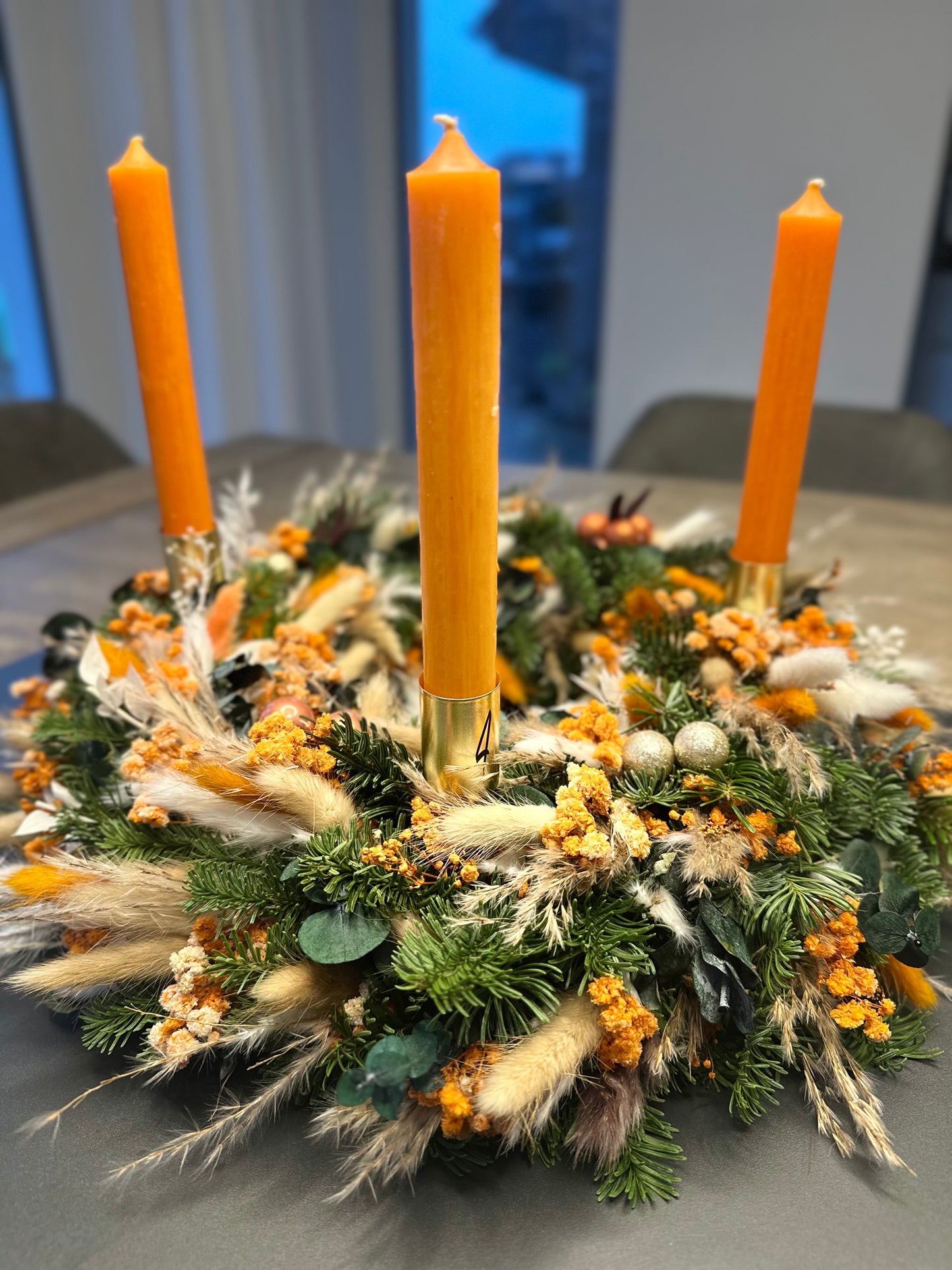 Adventskranz mit Trockenblumen und Gräsern - ein Kontrast in Orange
