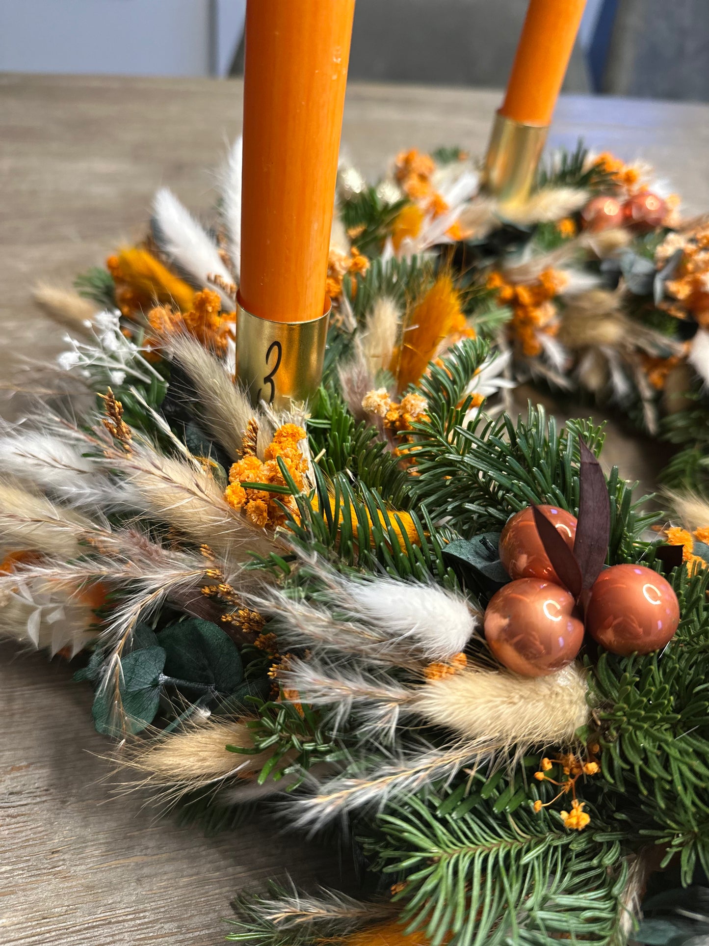 Adventskranz mit Trockenblumen und Gräsern - ein Kontrast in Orange