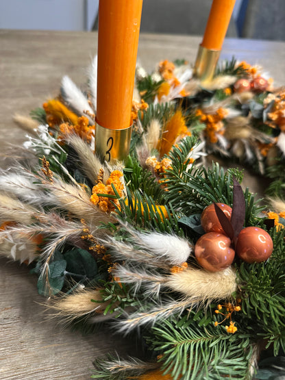 Adventskranz mit Trockenblumen und Gräsern - ein Kontrast in Orange