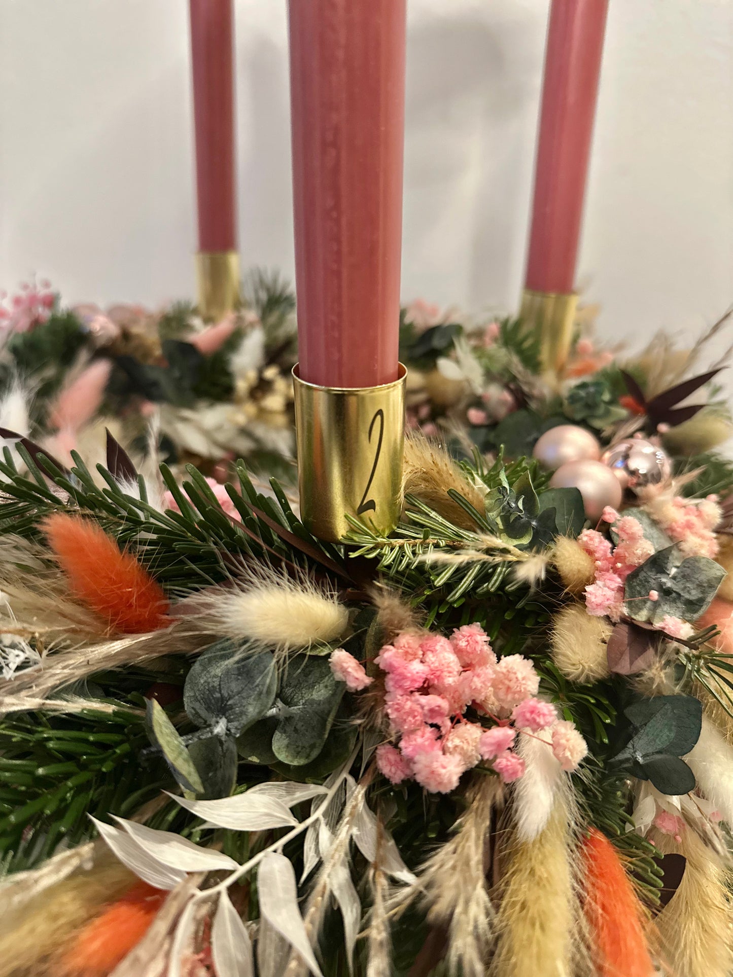 Adventskranz mit Trockenblumen und Gräsern - ein Kontrast in Orange
