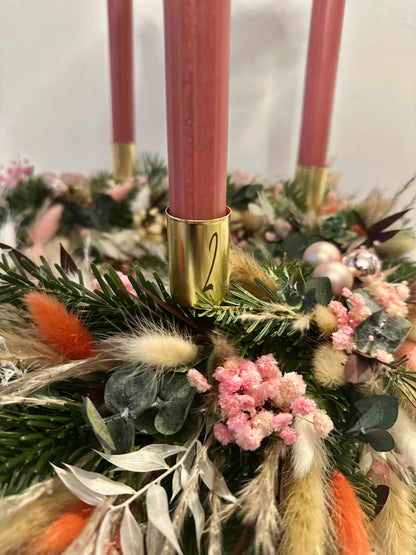 Adventskranz mit Trockenblumen und Gräsern - ein Kontrast in Orange